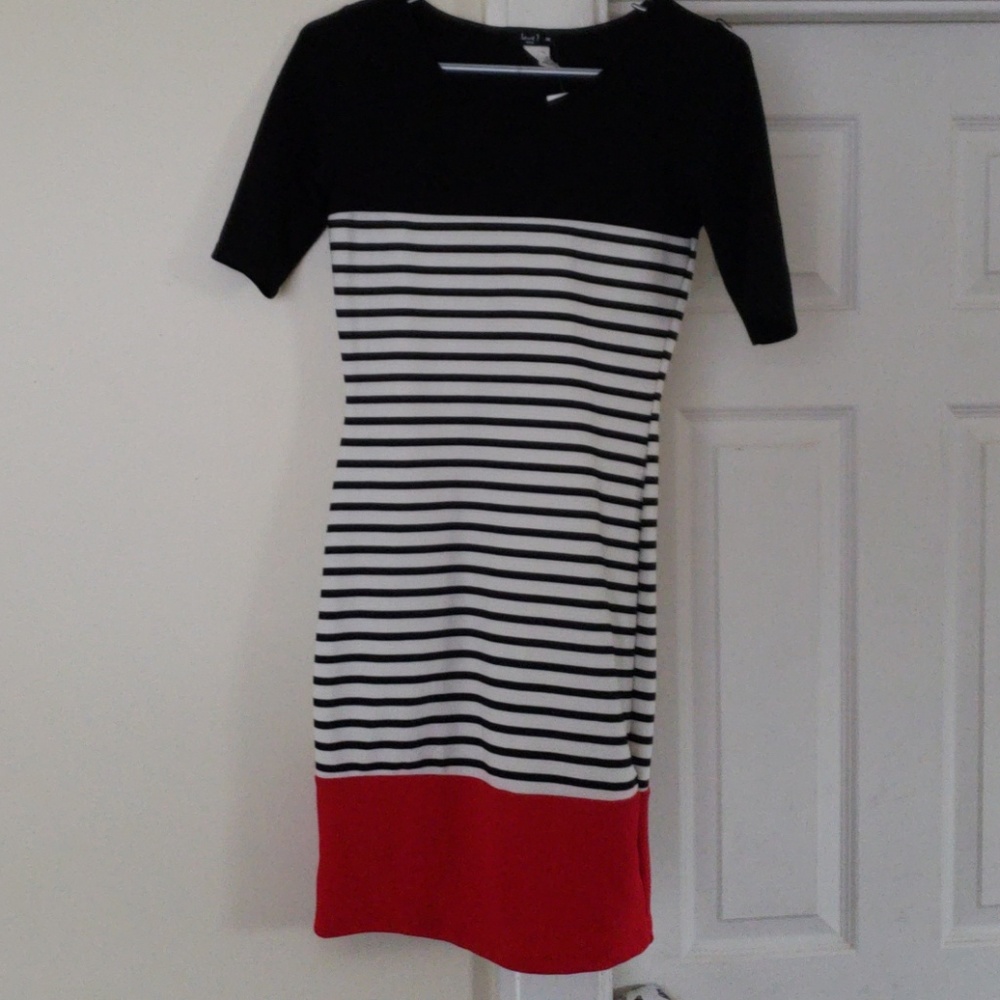 Black/white sleeve dress